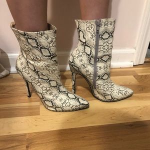 Show boots - ankle snake pattern